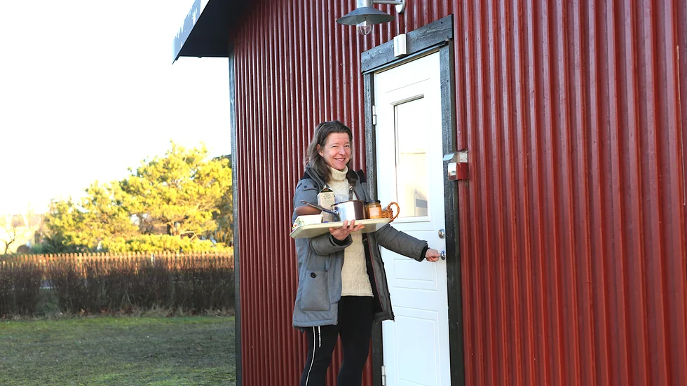 Under lågsäsong på vandrarhemmet är det inte ovanligt att Anki levererar frukost på en bricka till enstaka gäster.