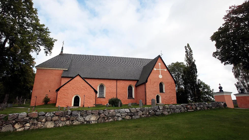 Toresunds kyrka på Selaön saknar bland annat skyltar till nödutgångarna. Enligt kyrkoherde Marina Balado är skyltar nu beställda.