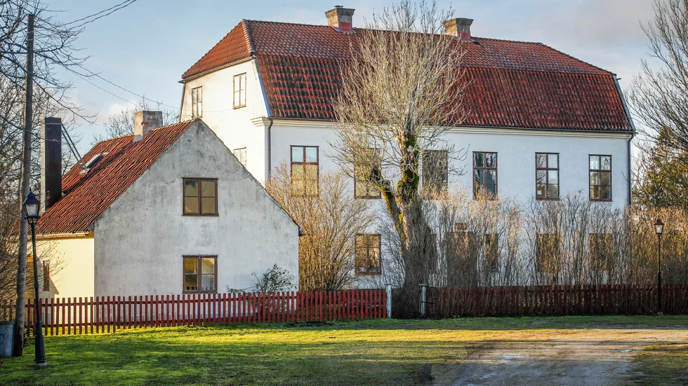 Fole prästgård är ett ståtligt hus i tre våningar.