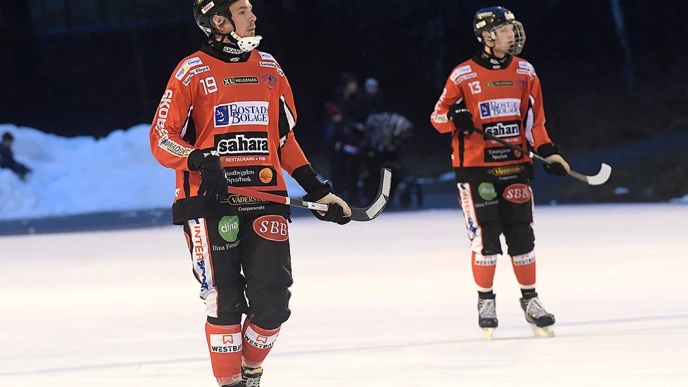 Tålamod är det som gäller för spelarna i Tjust Bandy.