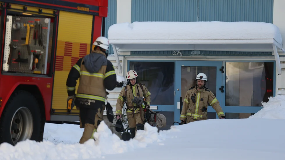 Larm om brand i ett flerfamiljshus inkom till Räddningstjänsten på tisdagsförmiddagen.