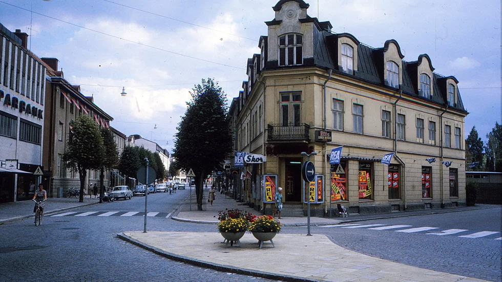 Köpmangatan 20 strax före rivningen 1969. Det är rea i skoaffären på hörnet, kanske i och med att affären upphör. 

