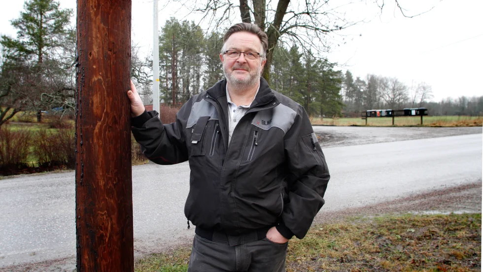 Trafikverket har satt upp nya belysningsstolpar längs en sträcka av Ytterselövägen, i ungefärlig höjd med infarten till handelsträdgården. Tommy Bech frågar sig varför de äldre, eventuellt trafikfarligare, stolparna står kvar.