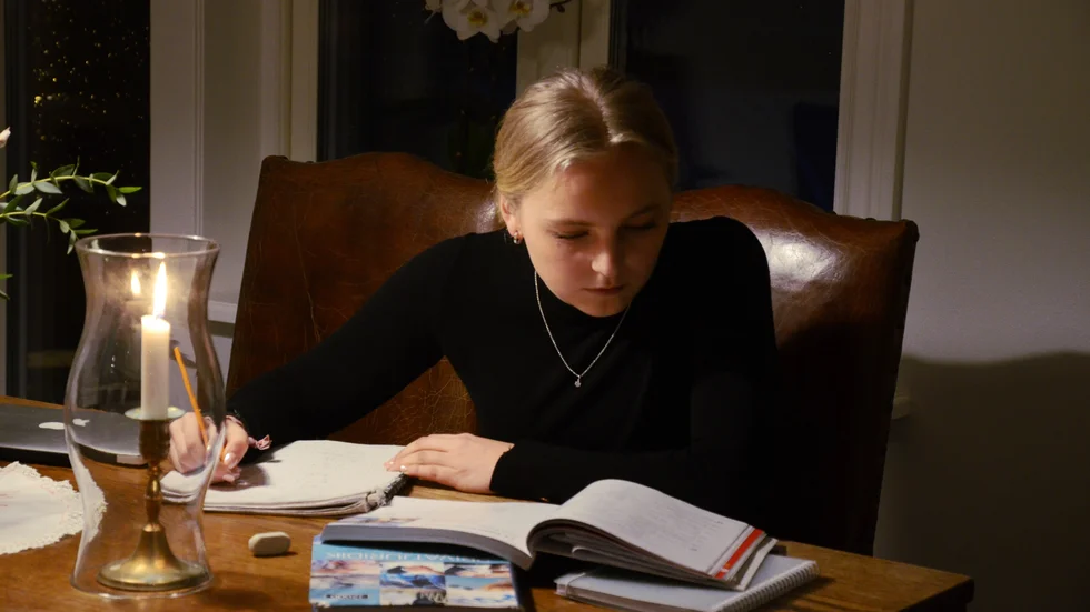 Övergången från högstadiet till gymnasiet var ganska stort erkänner Anna Hästbacka. Det tog ett tag innan hon lärde sig hur hon skulle hinna med både skola och ridningen. "I år ska jag höja lägsta nivån och försöka ta en plats på ett juniormästerskap."