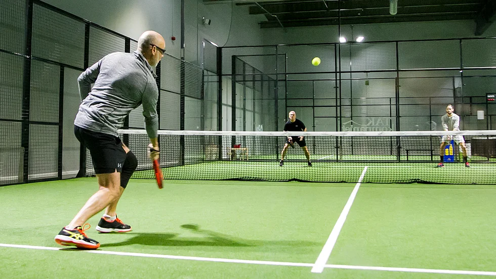 En perfekt seniorsport är Mårten Franzéns omdöme om padel. Här i spel mot Jan Gustafsson och instruktören Henrik Corander.