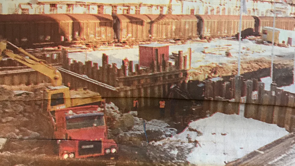 En stor krater visar var den blivande tunneln under järnvägen ska gå.