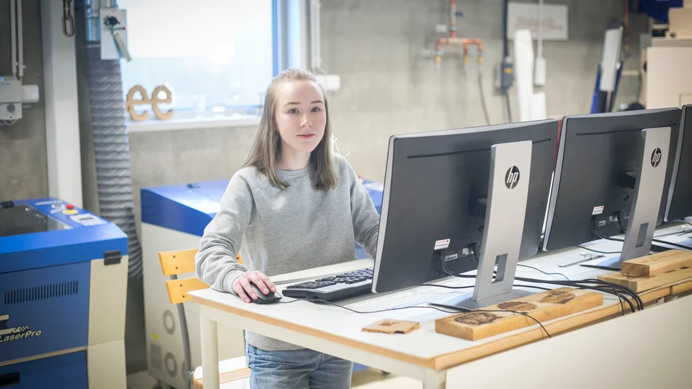 Tove är glad att hon valde teknikprogrammet och gick emot strömmen. Nu vill hon inspirera fler tjejer att göra samma val. 