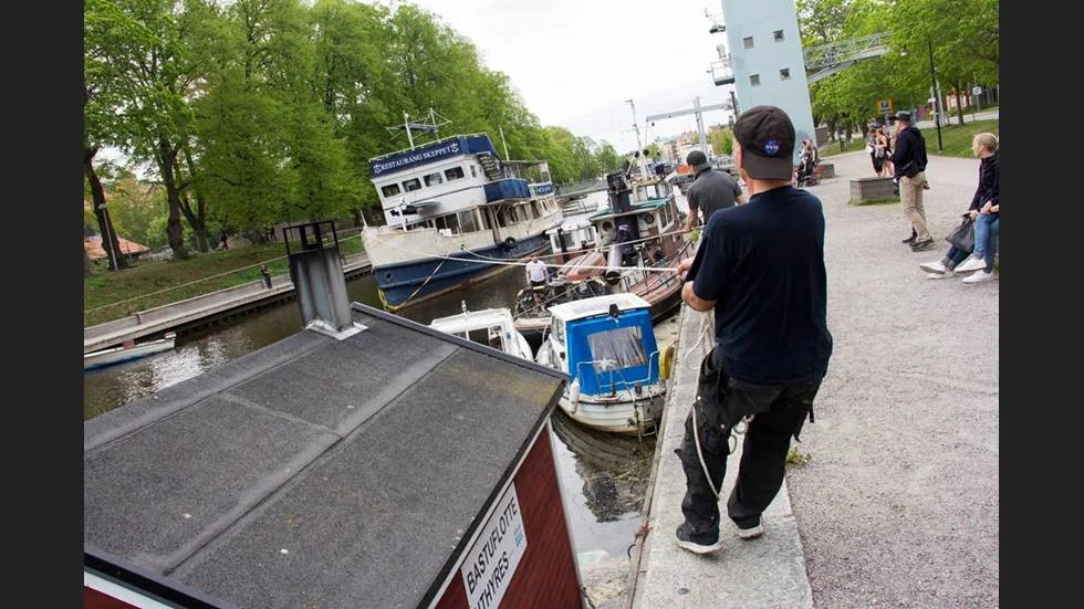 I maj förra året flyttades Skeppet söderut i Fyrisån. I höstas bogserades fartyget från Uppsala.