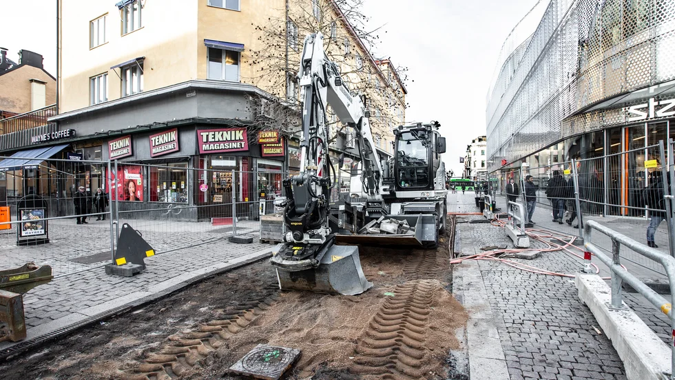 Arbetena började i måndags. Gatstenen rivs upp för att brunnar och ledningar ska kunna ses över innan gatuhöjningen.