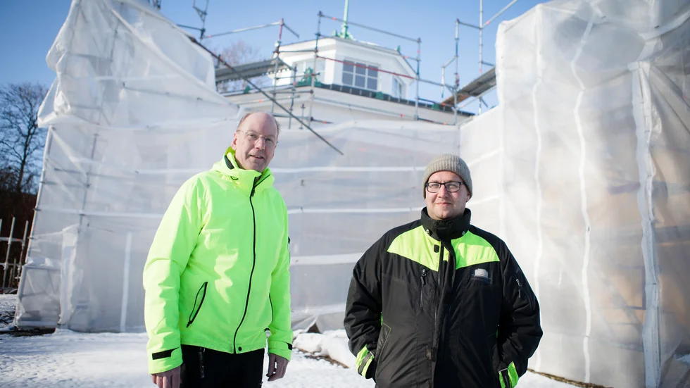 Mats Larsson, projektledare för renoveringen och Richard Saxvold, kulturminnesavsvarig på Ericsbergs säteri, visar renoveringen av orangeriet.