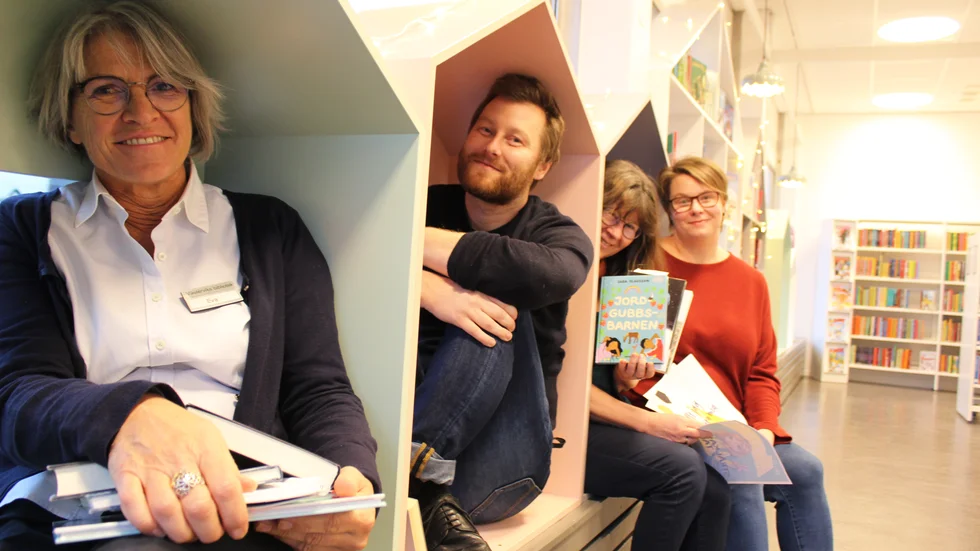 Fyra bibliotekarier bjuder på lästips inför helgerna. Från vänster: Eva Karlsson, Andreas Steiner, Åsa Österlöf och Julia Lindqvist.