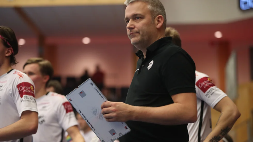 Urban Karlsson, coach och klubbdirektör i Dalen, bemöter Storvretas kritik.