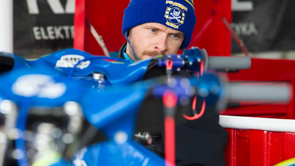 Jonas Davidsson går i väntans tider. Det finns osäkerhet kring om speedwaysäsongen kommer i gång över huvud taget i coronakrisens tid. Att komma i gång i juni månad ser det i alla fall mörkt ut för.