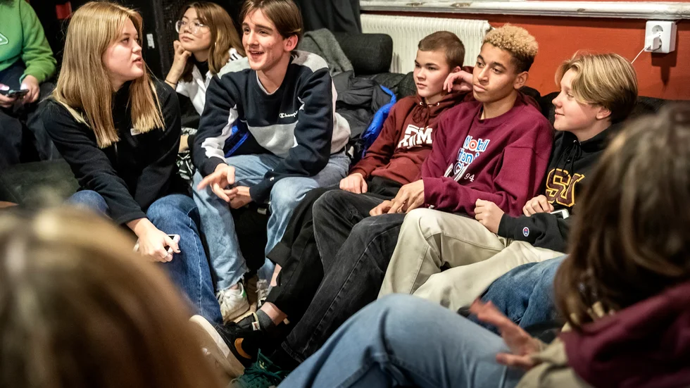 Vilja Lindholm, Olivia Knochenauer, Enzo Baraldi Wagrell, Elis Sandin, Daouda Brunell, Oskar Strömberg kommer från olika skolor i Uppsala men hänger tillsammans på Ungdomens hus i centrala Uppsala. Här är tryggt, "en safe zon", säger de. 