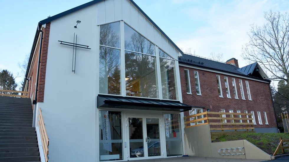 Någon har kastat stenar på en glasruta så att den gått sönder.