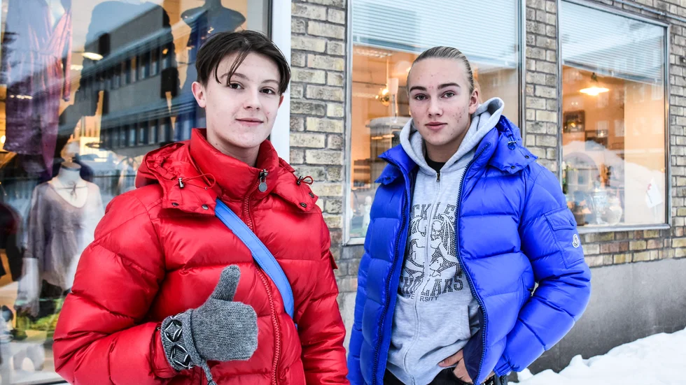 Besöket i Röda korsets butik i Kiruna var värt 17,5 timmar på tåget säger Simon Lillbäck och Matteus Ireblad. 