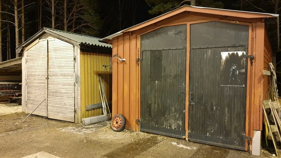 Gärningsmännen bröt sig in i garaget. De försökte även att ta sig in i klubbens cafeteria men lyckades inte. Efter sig lämnade de en uppbruten dörr och sönderslagen fönsterruta. 