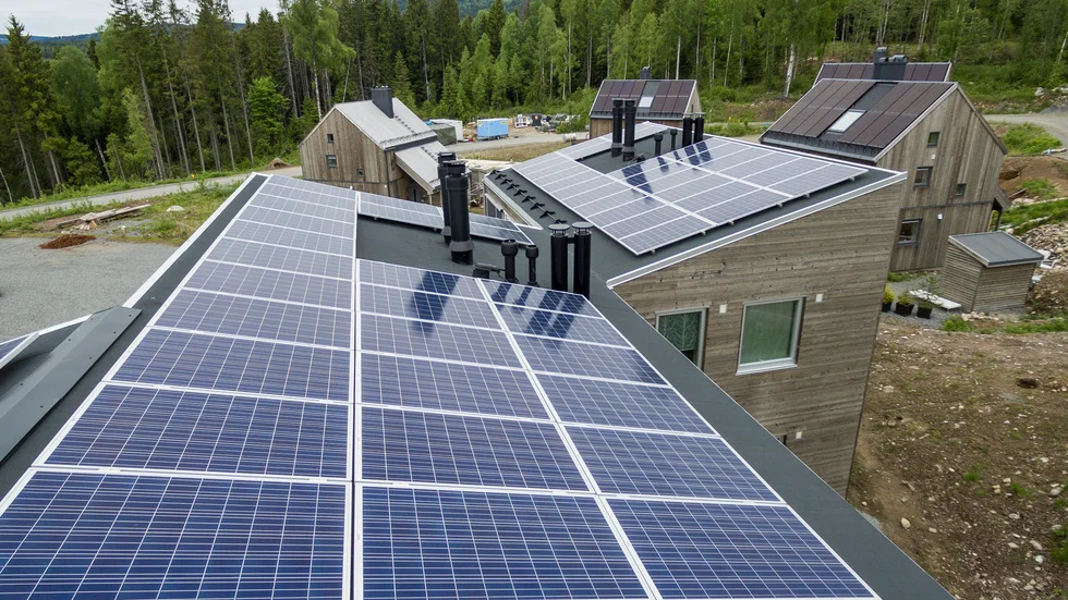 Villaägare bör uppmuntras att bygga lite större solcellsanläggningar eftersom det enligt dagens debattör är bra för klimatet. 