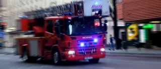 Bil med fem personer voltade  