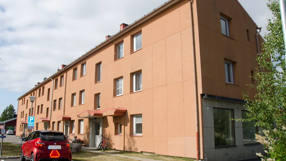 Försäljning pågår - hyreshuset i Töre blir kvar.