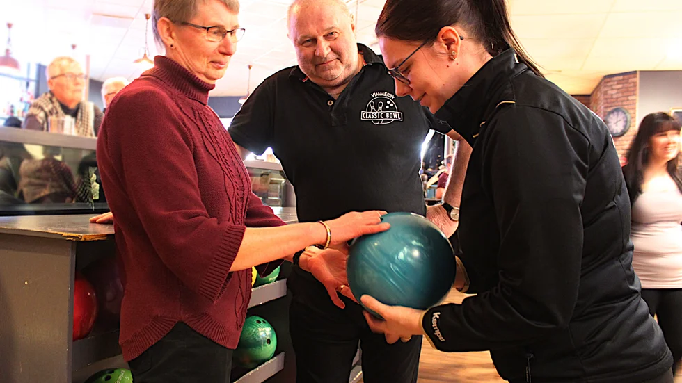 Barbro Carlsson testade bowling för första gången. Här ger Frida Sethsson tips om rätt klot. I bakgrunden Gunnar Hansevi, från pensionärsbowlarna.