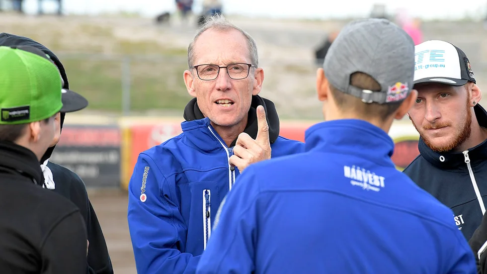 Dackarnas lagledare Peter Karlsson hyllar amerikanen Greg Hancock. 