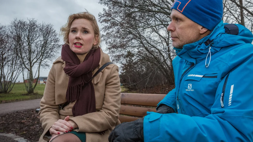 Caroline Hoffstedt (S) och Rickard Malmström (MP) provsitter en av de nyligen utsatta bänkarna i Årstaparken.
