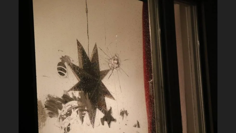 "Plötsligt hörde vi ett konstigt ljud. Vi trodde att det kom från julpynt som trillat ner", säger Amélie som sedan förstod att det var en kula som gått genom fönstret. 