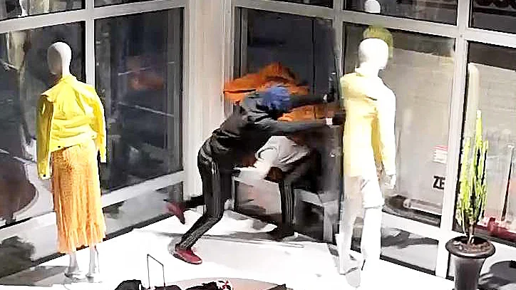 Bilder från butikens övervakningskamera visar hur två gärningsmän stjäl kläder för drygt 220 000 kronor i butiken Home of Brands natten till den 4 september i år.