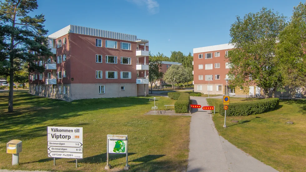 Den planerade försäljningen av Eskilstuna Kommunfastigheters lägenheter i bland annat Viptorp har skapat debatt.