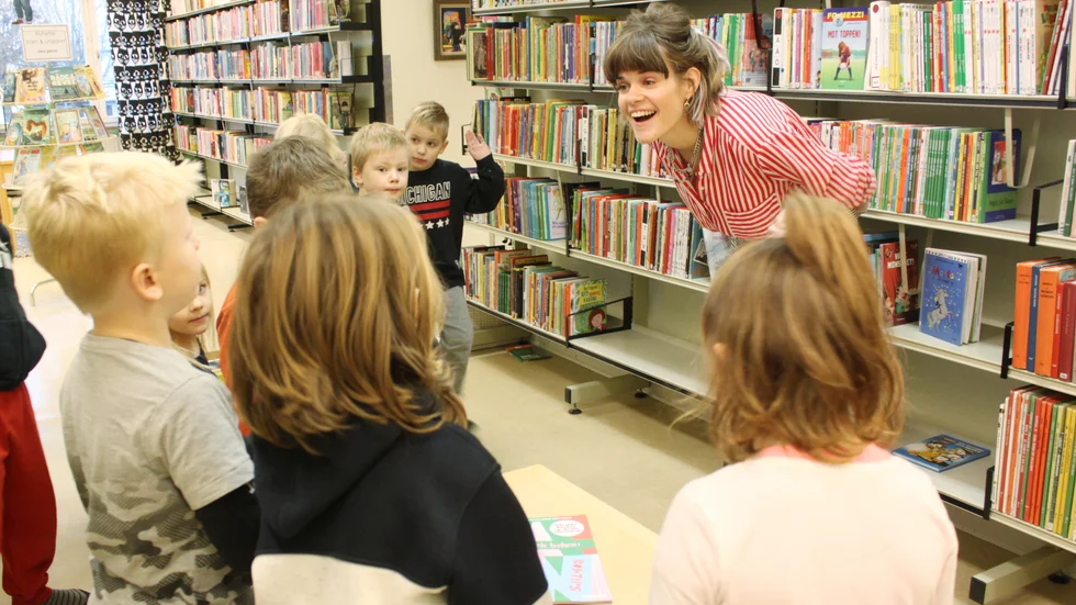Projektledare Zarah Ragnvaldsson tar emot gruppen från Djursdala, som får en rundvandring på biblioteket i Södra Vi.