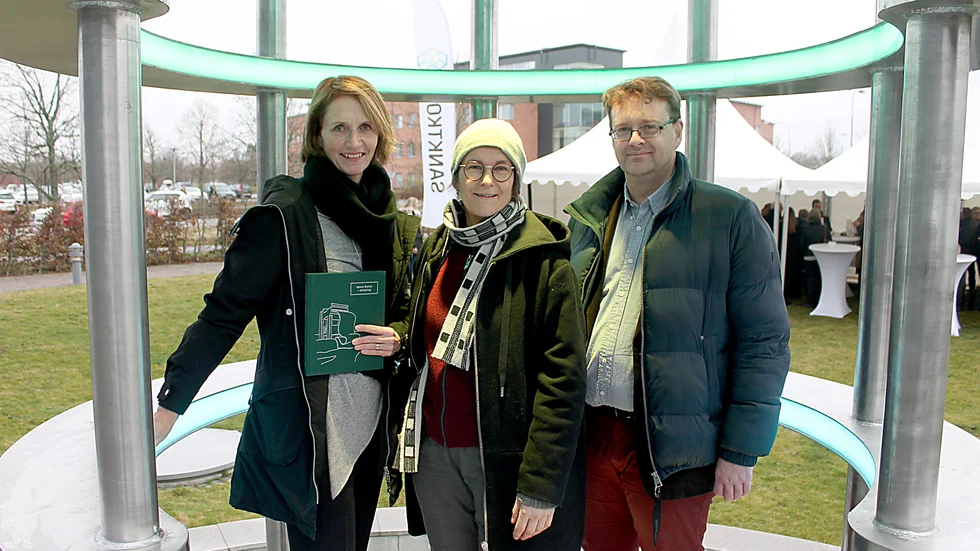 Nu är Visionsraketen i Mjärdevi på plats. Konstnären Hanna Stahle omges av Eva Ankarberg och Lars-Ove Östensson i "teleportören".