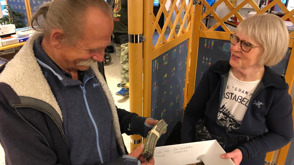 Jokkmokkaren Ulf Nilsson, 69 år, har en stor samling med modelltåg och vagnar hemma men saknar en järnvägsbana, så han var på jakt efter räls på marknaden.