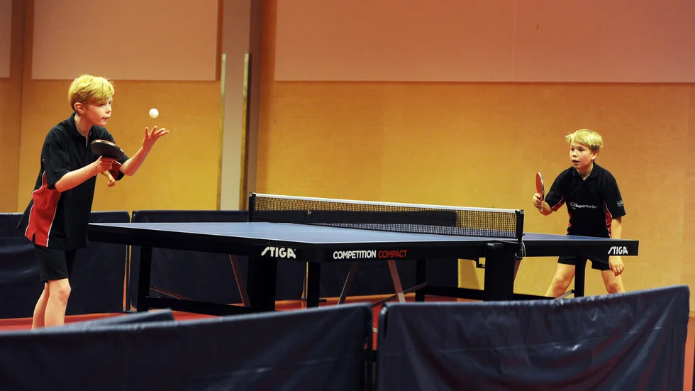 Servande Oliver Berggren och Casper Mellword tillhör båda Nyköping-Oxelösunds Bordtennisklubb. De fanns på plats på Rosvalla när höstens andra spel av Sörmlandspoolen arrangerades.