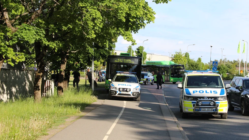 De 19 personer som greps av polisen transporterades med inhyrda stadsbussar till häktet i Uppsala.