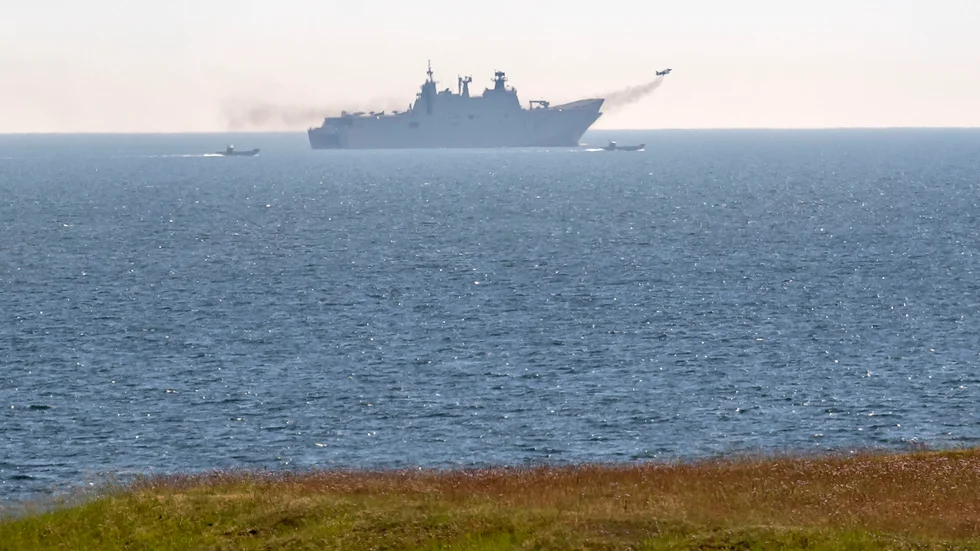 En bild från militärövningen Baltops 2019. Ett plan lyfter från ett amerikanskt fartyg i Hanöbukten utanför Blekinges sydkust.