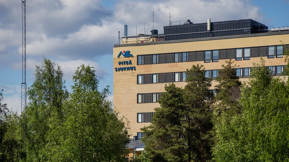 Mannen är fortfarande svag och måste ibland ta andningspauser för att kunna färdigställa meningar.   