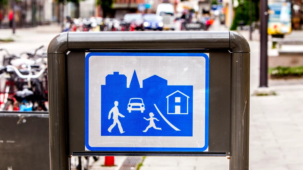 Gångfartstytan skapar en stressande och farlig trafiksituation, skriver Ingalill Ek.