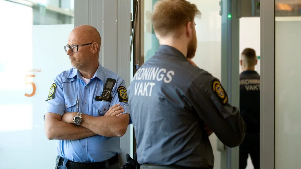 Tingsrätten har tagit in extra bevakning och samtliga åhörare visiteras innan de får komma in.