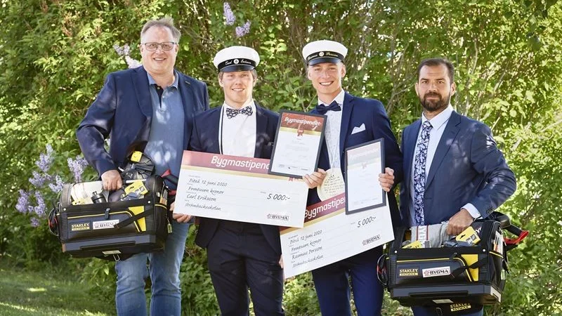 Årets Bygmastipendiater i Piteå Carl Eriksson och Rasmus Persson omgivna av Bygmas Peter Wikström (till vänster) och rektor Jonas Wallin.