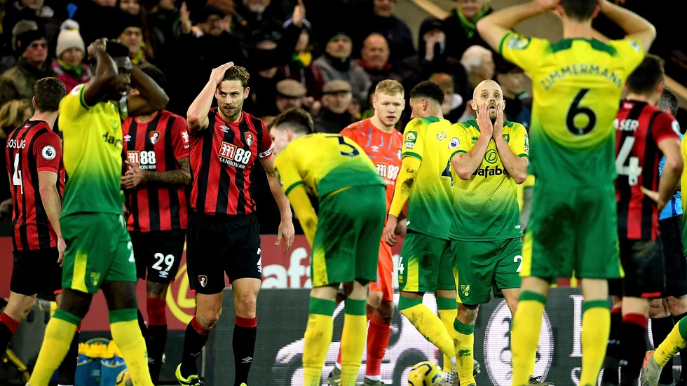 Norwichspelarna (i gult och grönt) suckar i matchen mot Bournemouth i januari i år. Spelarna har inte haft mycket att jubla över under säsongen och nu har en av klubbens spelare smittats av coronaviruset.