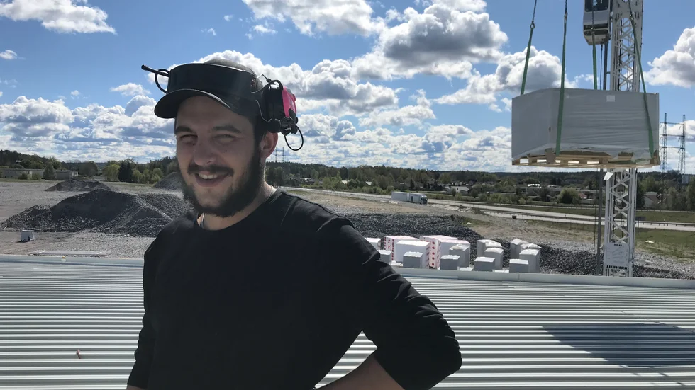 Dorotheafödde Patrik Mjörnå från Halmstad jobbar på taket till Maxfastigheters första byggnad i det nya handelsområdet i Skiftinge.