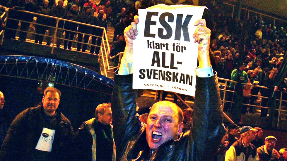 ESK:s sportchef Göran Ohlsson med en löpsedel som skriker ut det nästan omöjliga, att det blir allsvenskt spel på Enavallen säsongen 2003. Detta efter en dramatisk slutomgång på Rambergsvallen i Göteborg.