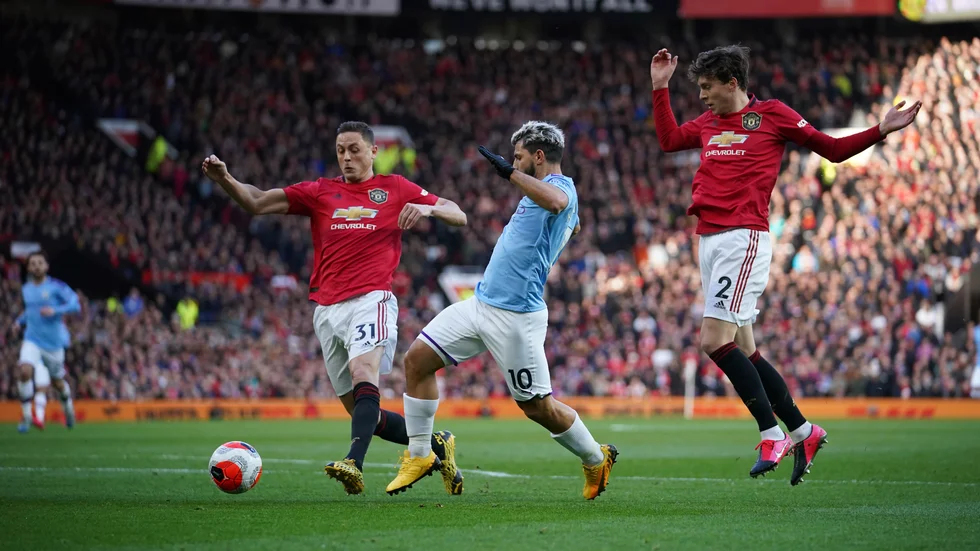 Manchester Citys Sergio Agüero, mitten, och Manchester Uniteds Nemanja Matic, vänster, och Victor Nilsson Lindelöf. Arkivbild.