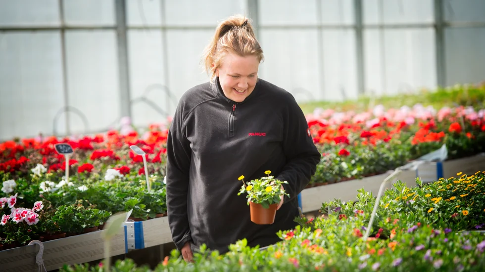 Sara Öman är en av alla besökare som passar på att handla plantor. 