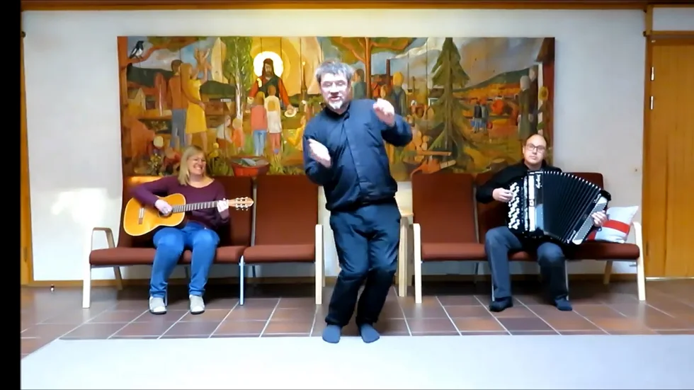 Succé på nätet när Överkalix kyrkoherde Mats Nygård visar upp några pulshöjande moves.