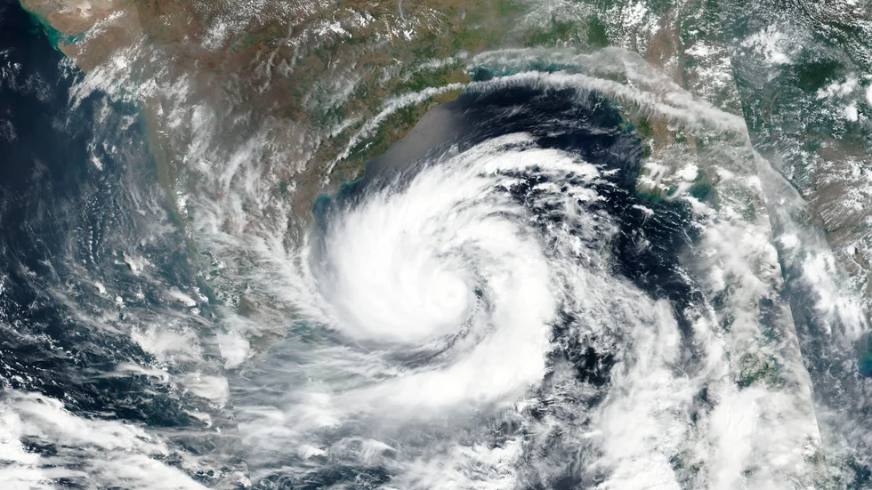 En satellitbild av cyklonen Amphan över Bengaliska viken i söndags.