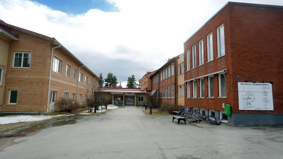 På Framnäs folkhögskola har man vidtagit flera åtgärder för att motverka smittspridning. I dagsläget ligger sjukfrånvaron bland internateleverna på 10–20 procent.