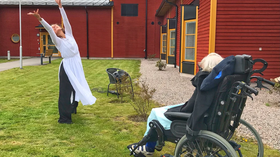 Lina Lundin, från Åsa utanför Kungsbacka, framför dansföreställningen Sångsvanen och koltrasten för några av de boende på Björntorp.