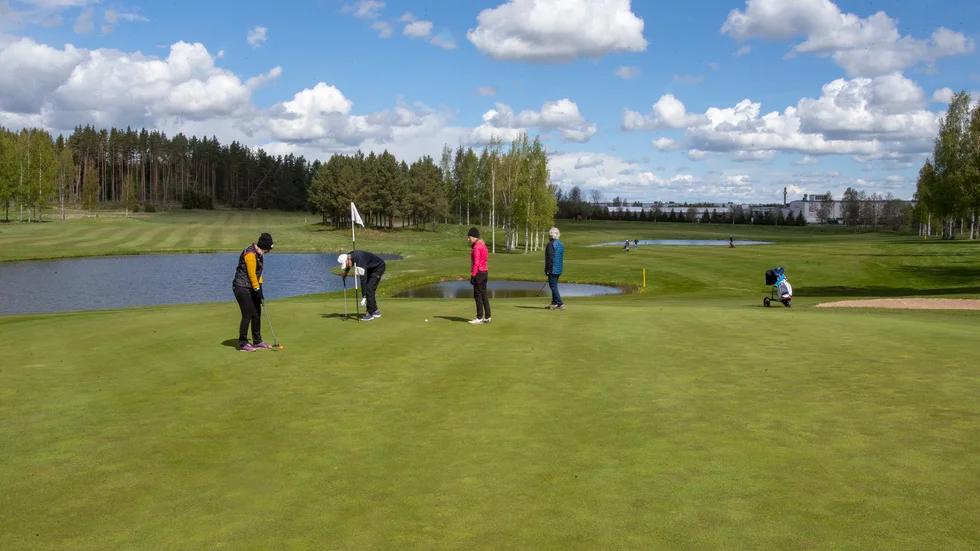 Många golfbanor, som här i Mjölby, upplever sin mest hektiska tid någonsin. Antalet spelade rundor har ökat markant jämfört med tidigare år.